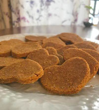 These pumpkin flavored dog treats are easy to make. Learn how to make crispy homemade dog treats.